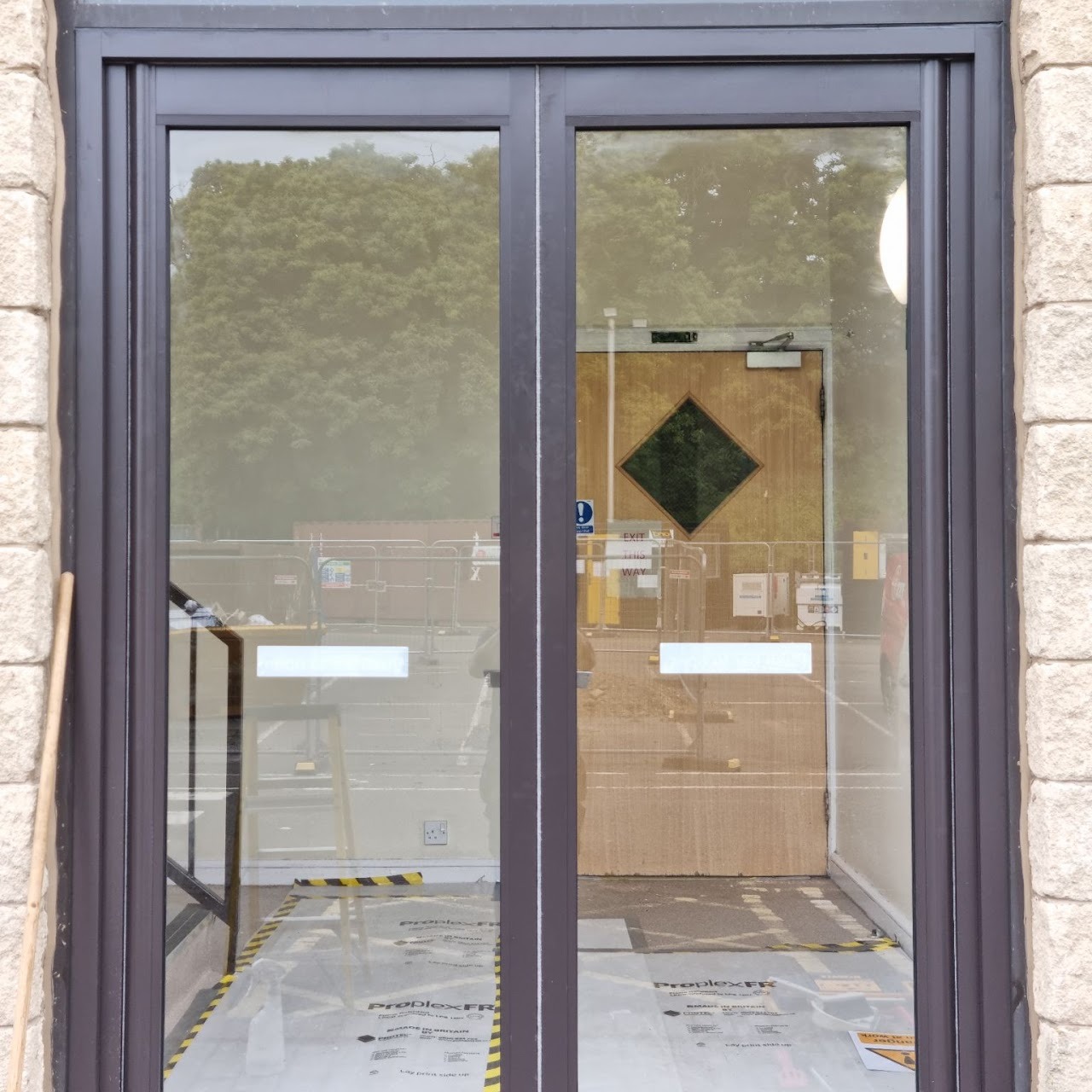 Aluminium shopfront with integrated automatic entrance