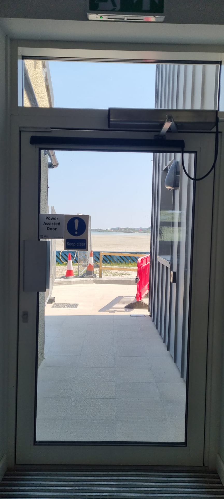 Power-assisted automatic door with FAAC operator, beachfront premises interior