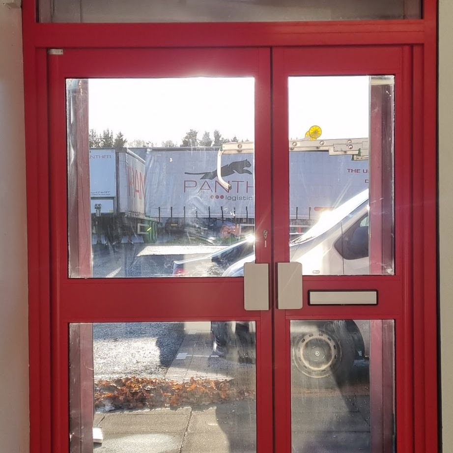 Automatic sliding door, healthcare environment