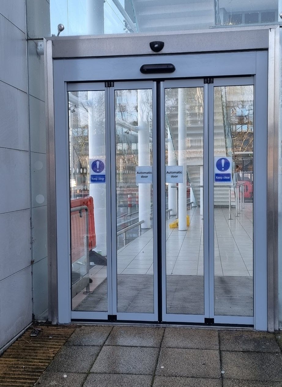 Telescopic four-leaf automatic sliding doors at transport hub